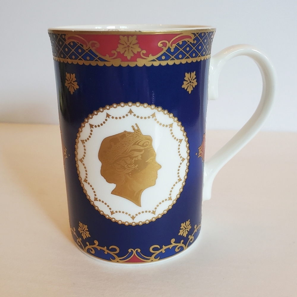 Queen Elizabeth II collectable mug EUC